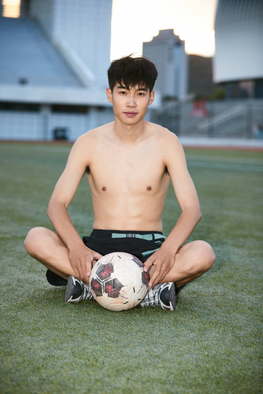 户外足球场上休息热身的运动员图片