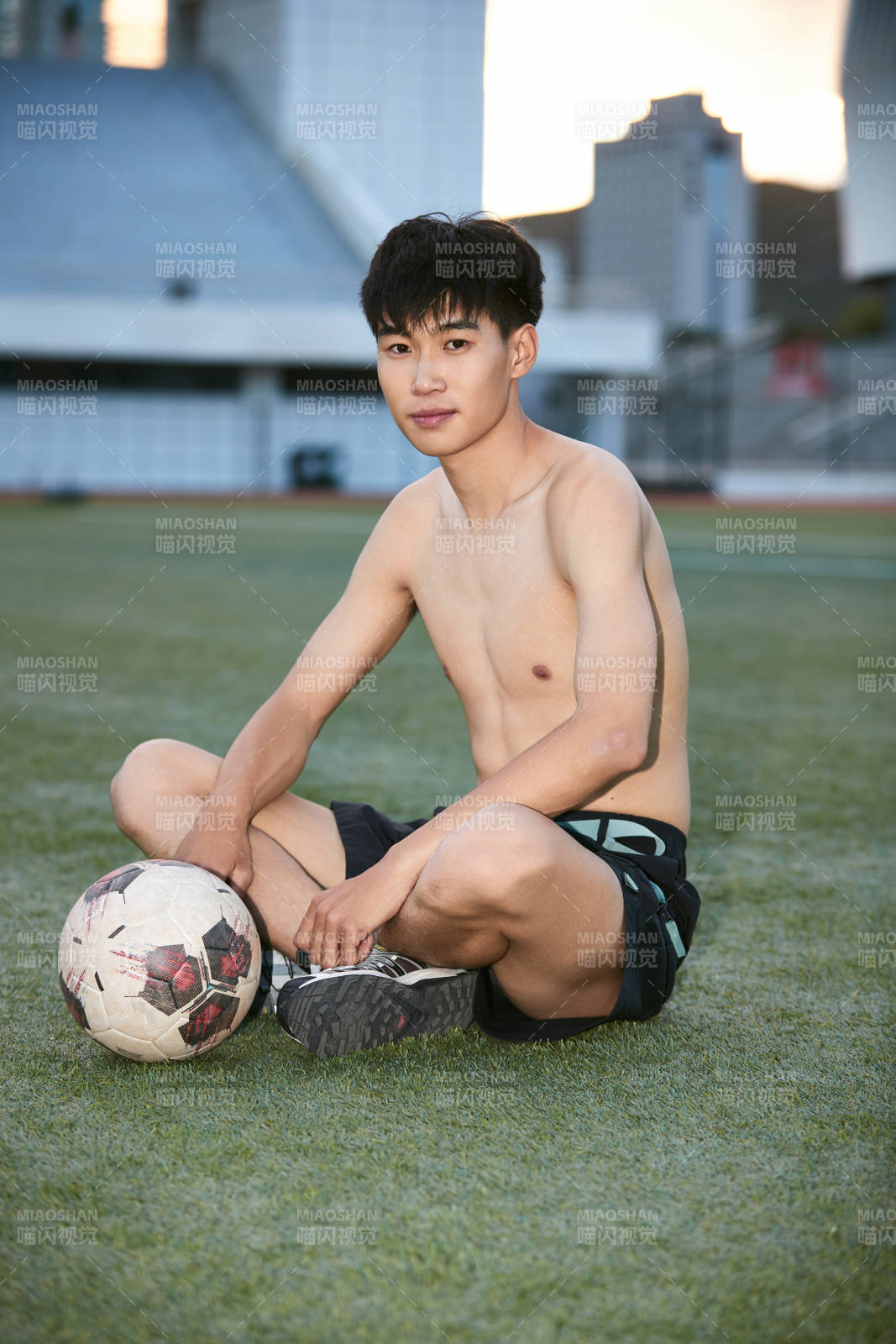 户外足球场上休息热身的运动员图片