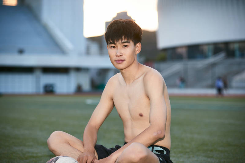 户外足球场上休息热身的运动员图片