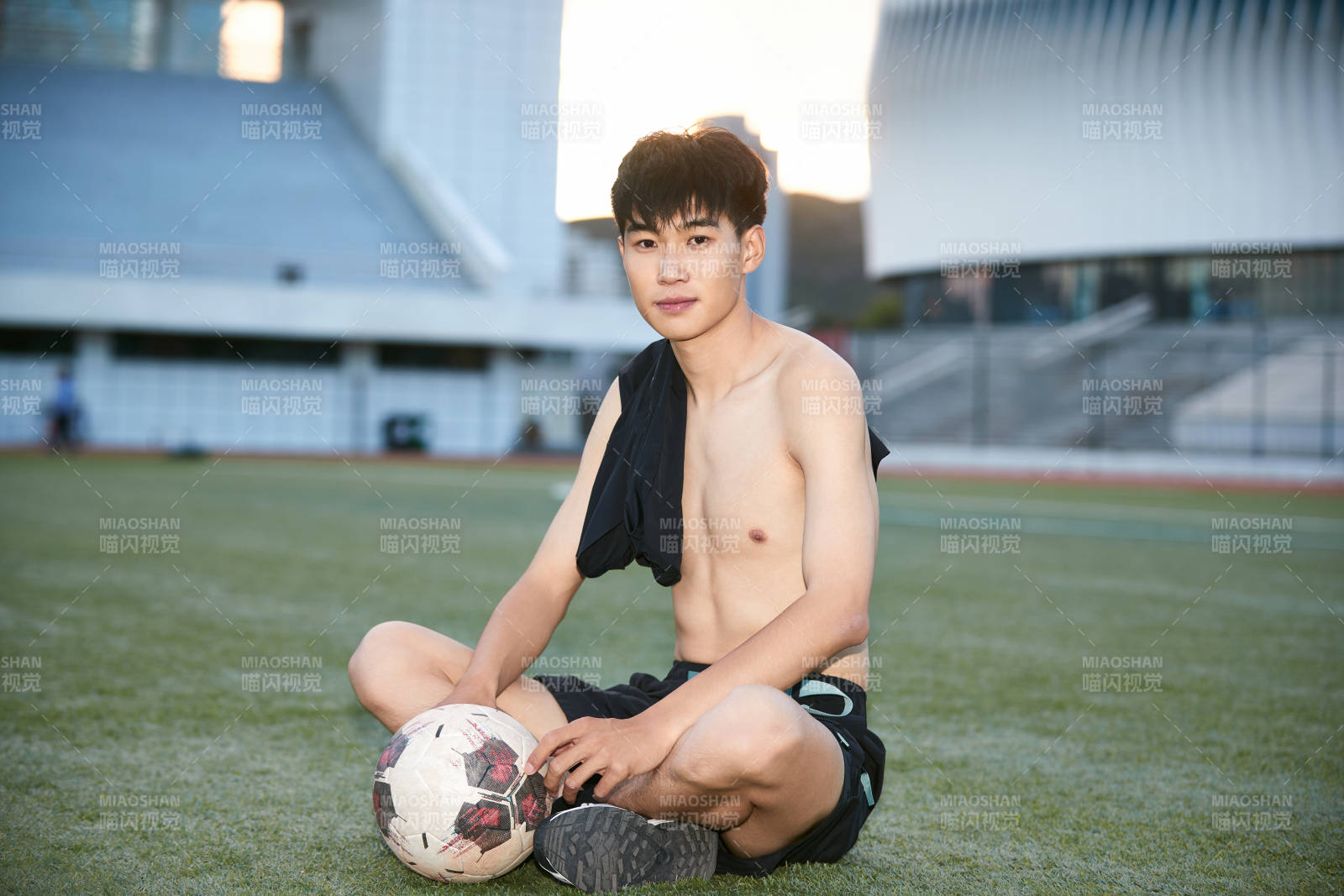 户外足球场上休息热身的运动员图片