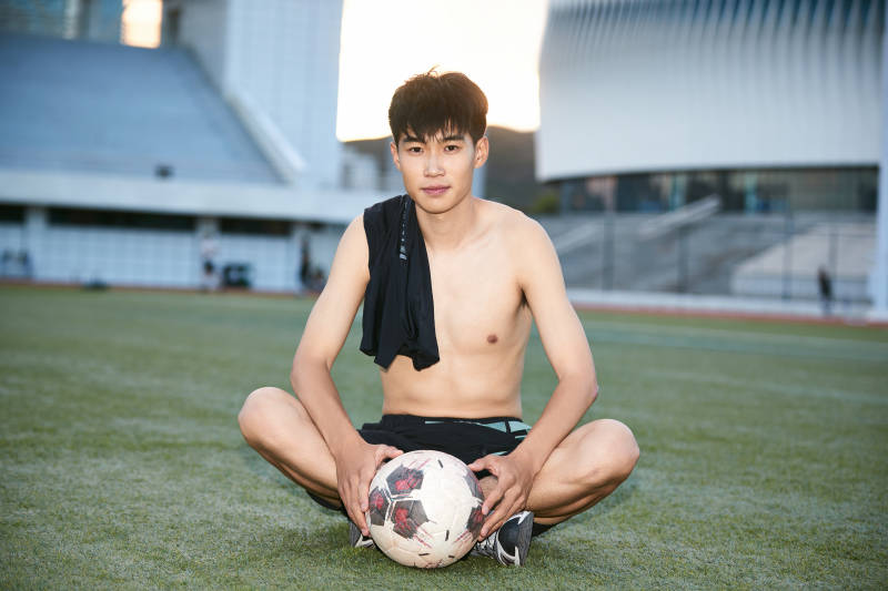 户外足球场上休息热身的运动员图片