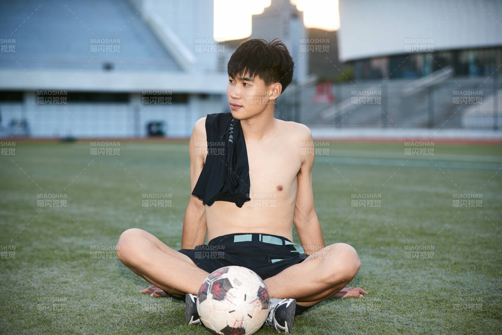 户外足球场上休息热身的运动员图片