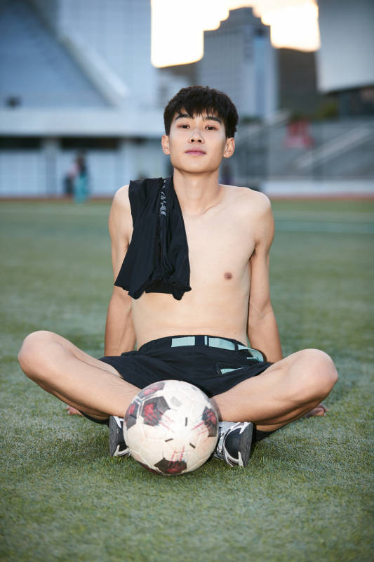 户外足球场上休息热身的运动员图片