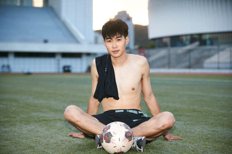 户外足球场上休息热身的运动员图片