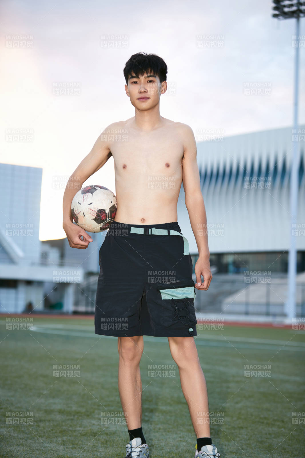 户外足球场上休息热身的运动员图片