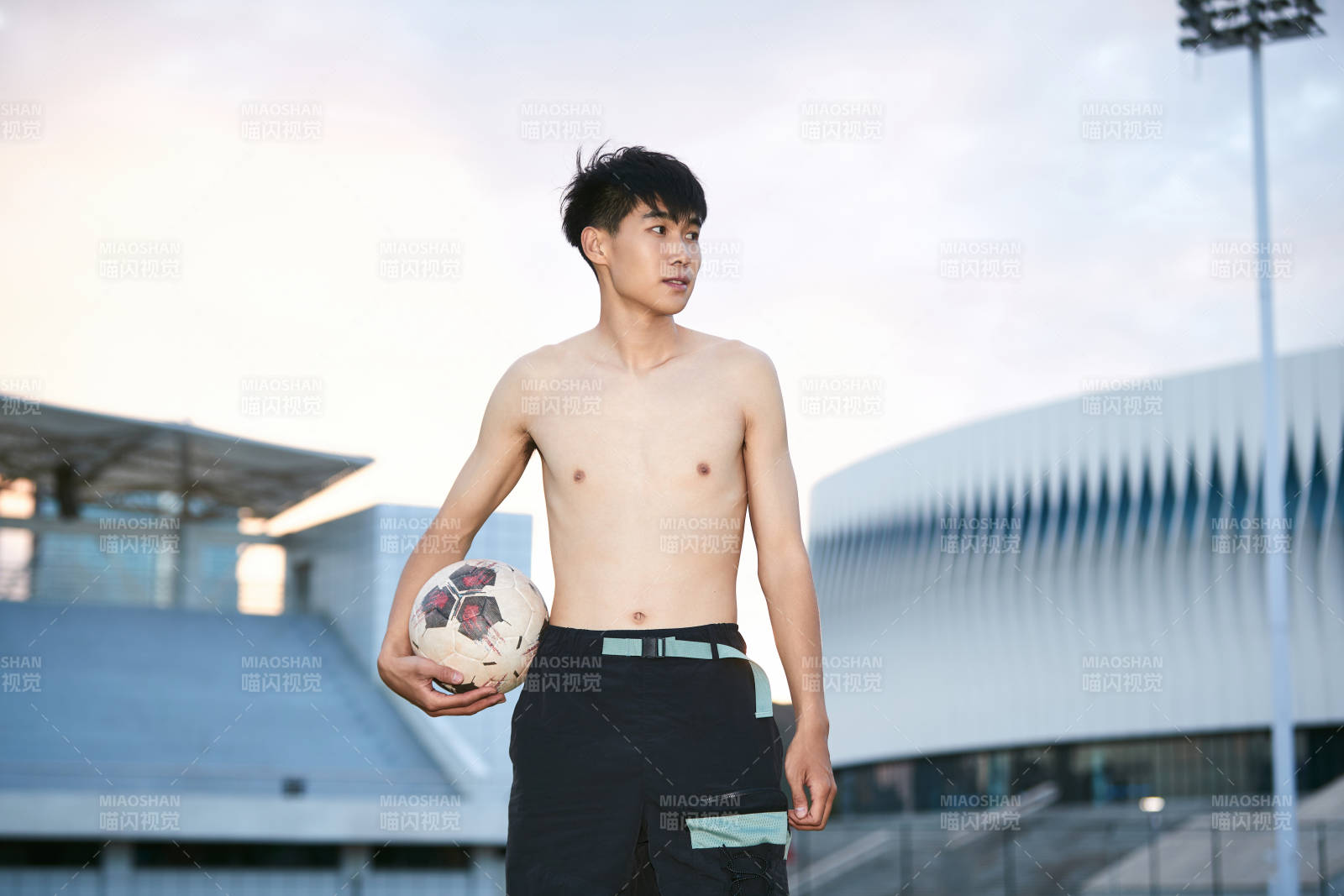 户外足球场上休息热身的运动员图片