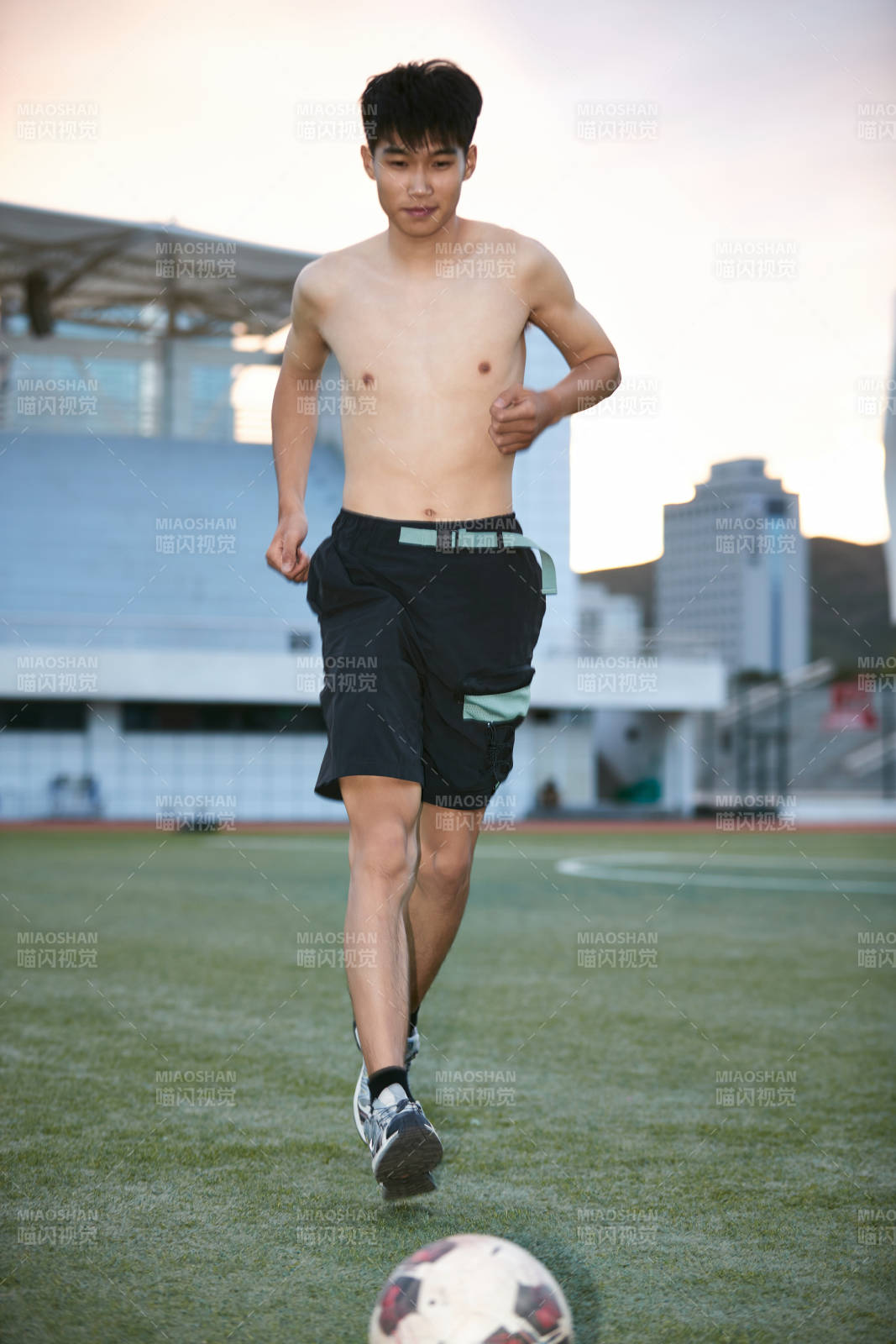 户外足球场上休息热身的运动员图片
