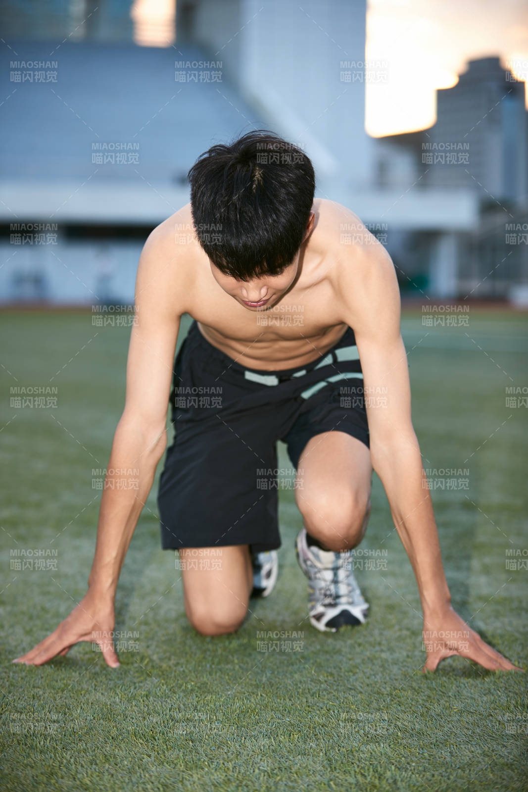 户外足球场上休息热身的运动员图片