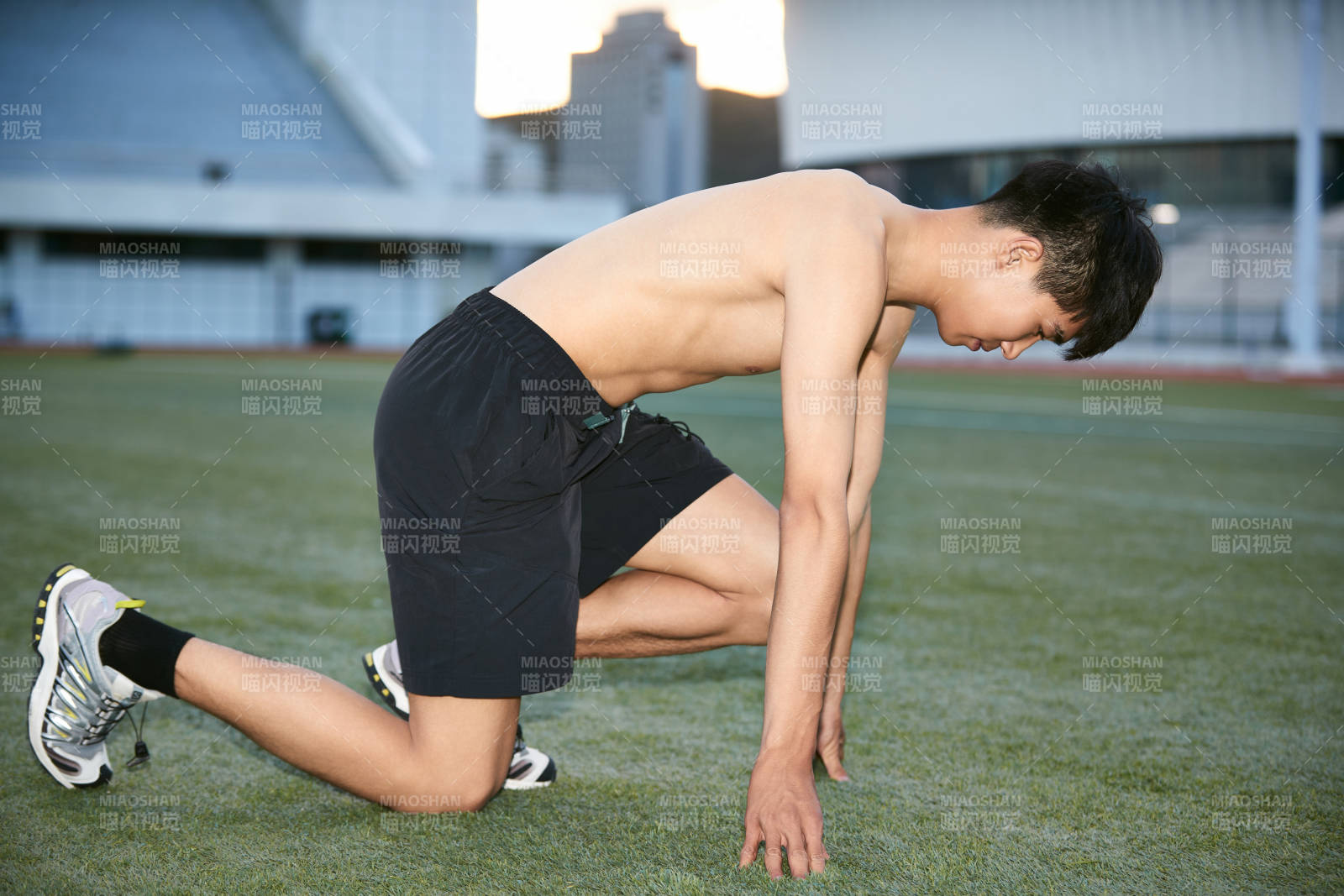户外足球场上休息热身的运动员图片