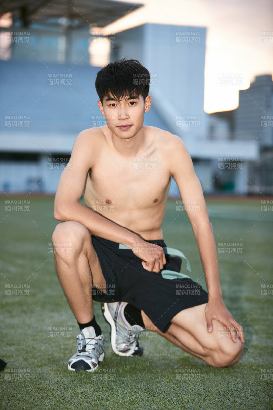 户外足球场上休息热身的运动员图片