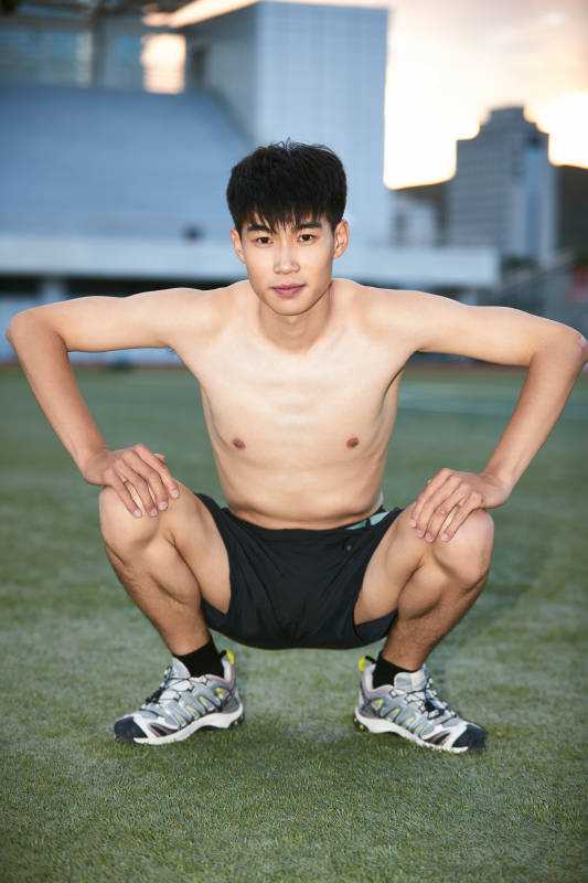 户外足球场上休息热身的运动员图片