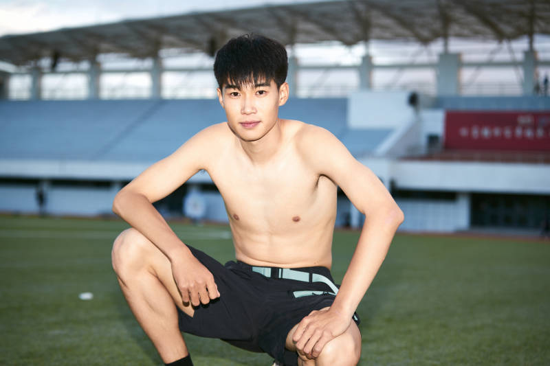 户外足球场上休息热身的运动员图片