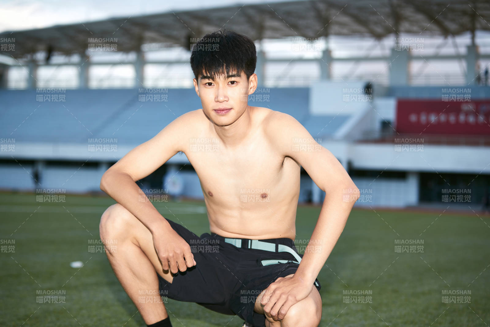 户外足球场上休息热身的运动员图片