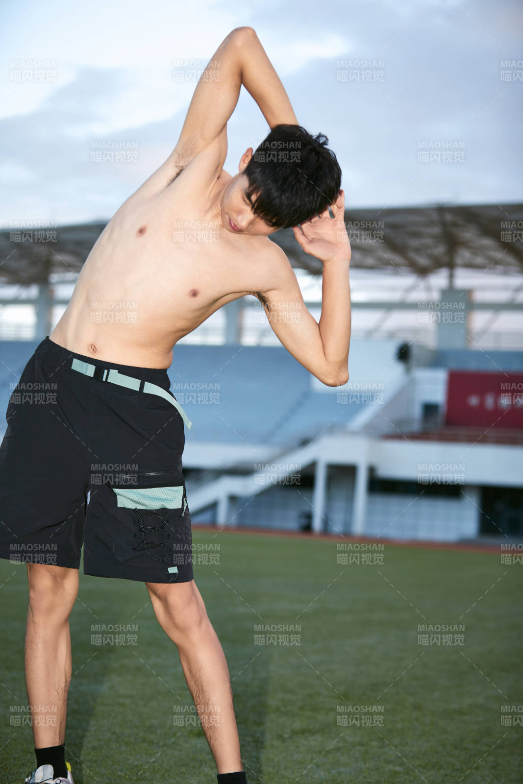 户外足球场上休息热身的运动员图片