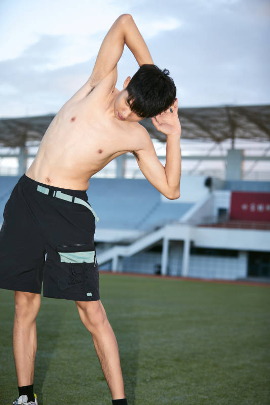 户外足球场上休息热身的运动员图片