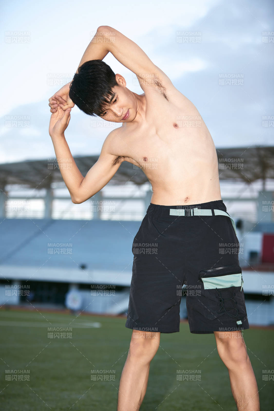 户外足球场上休息热身的运动员图片