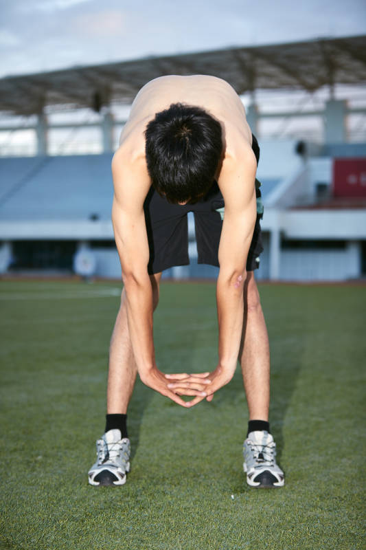 户外足球场上休息热身的运动员图片