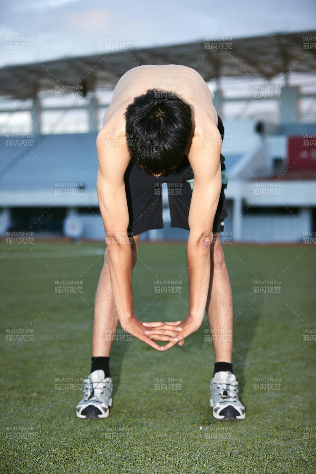 户外足球场上休息热身的运动员图片