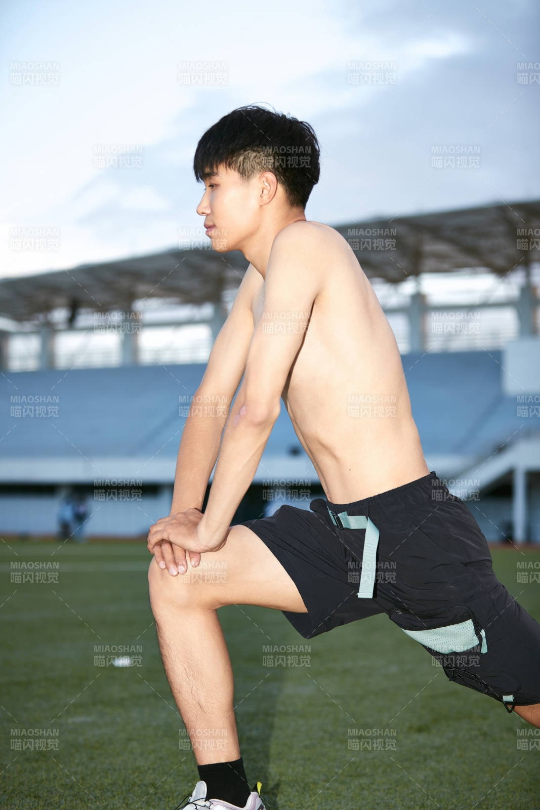 户外足球场上休息热身的运动员图片