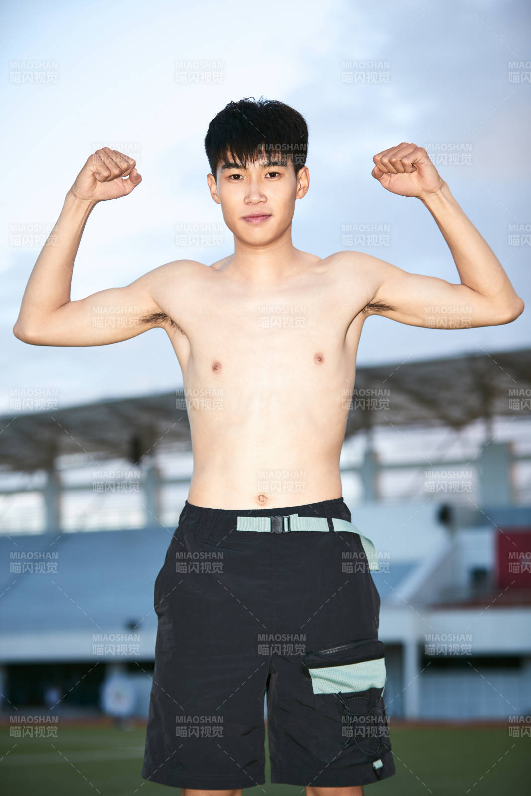 户外足球场上休息热身的运动员图片