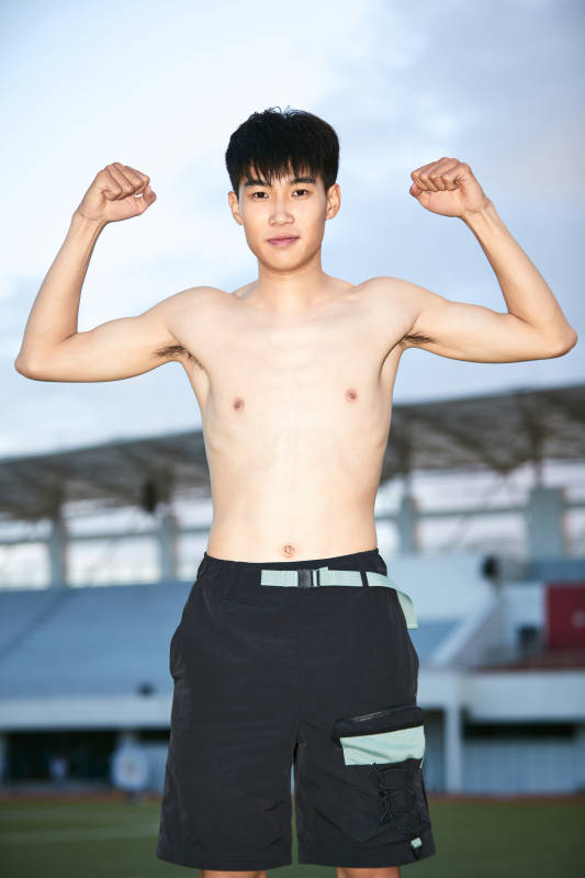 户外足球场上休息热身的运动员图片