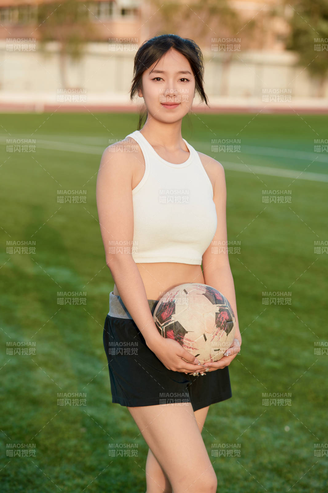 绿茵场上的快乐的足球宝贝图片