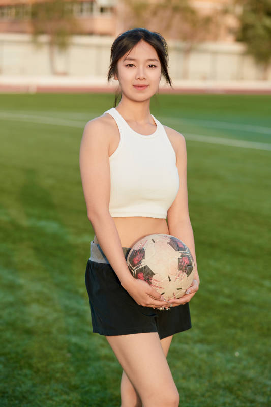 绿茵场上的快乐的足球宝贝图片