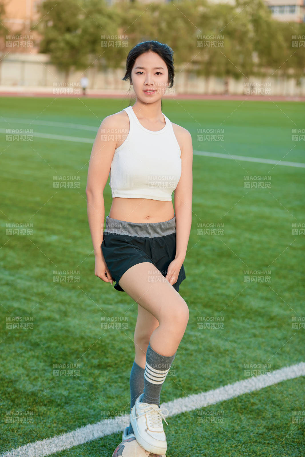 绿茵场上的快乐的足球宝贝图片