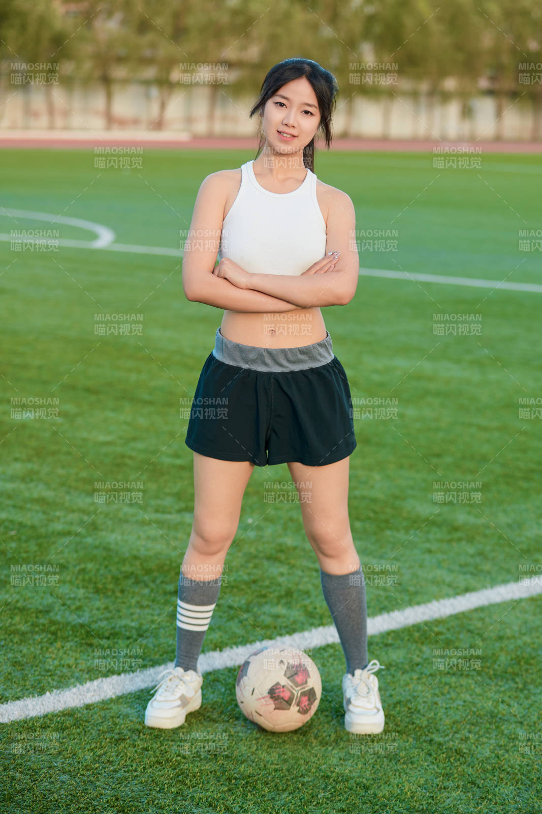 绿茵场上的快乐的足球宝贝图片