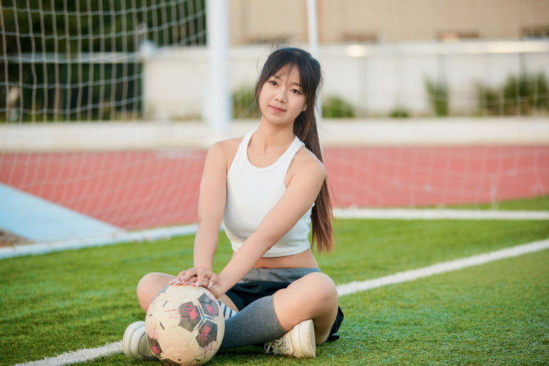 绿茵场上的快乐的足球宝贝图片