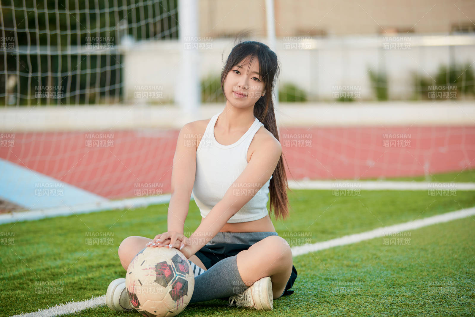 绿茵场上的快乐的足球宝贝图片