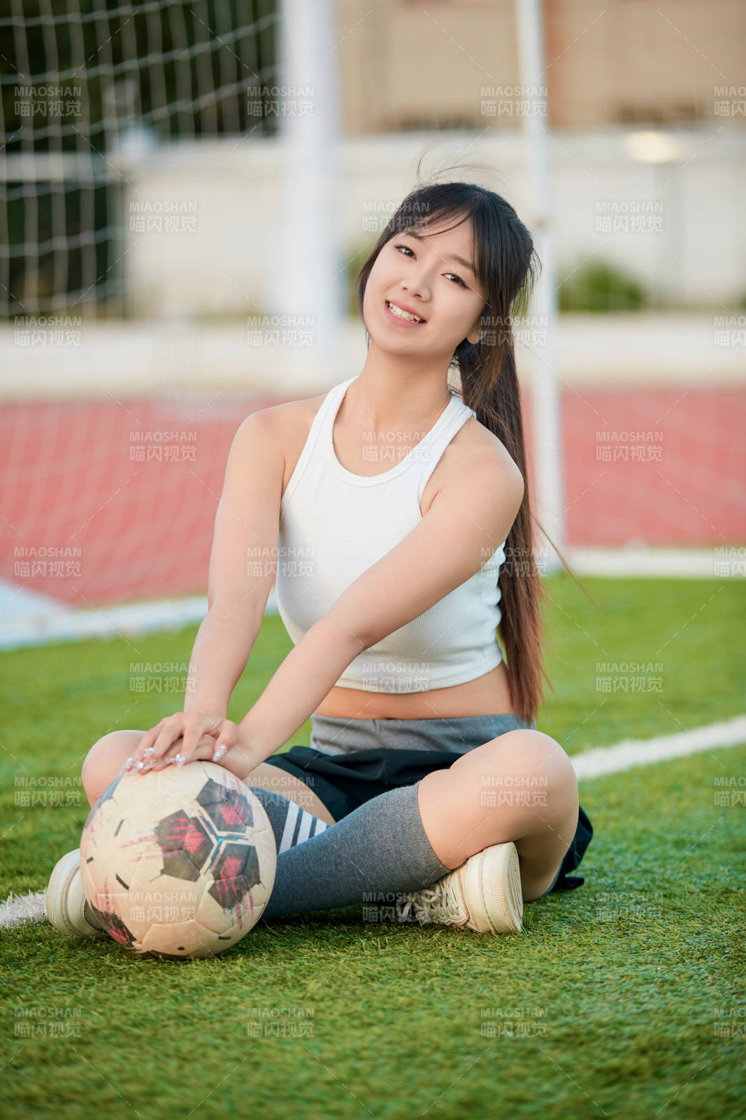 绿茵场上的快乐的足球宝贝图片