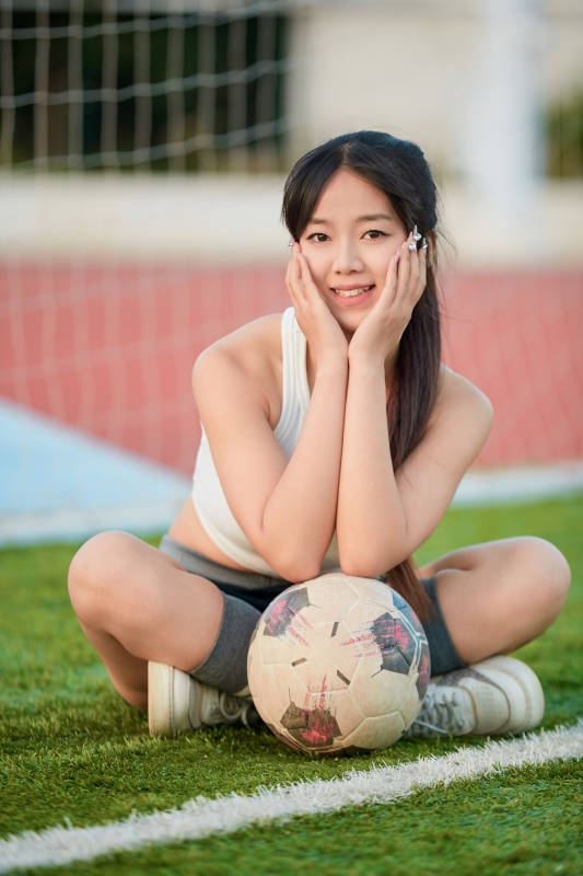 绿茵场上的快乐的足球宝贝图片