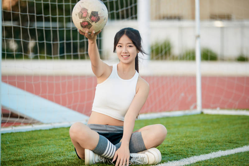 绿茵场上的快乐的足球宝贝图片