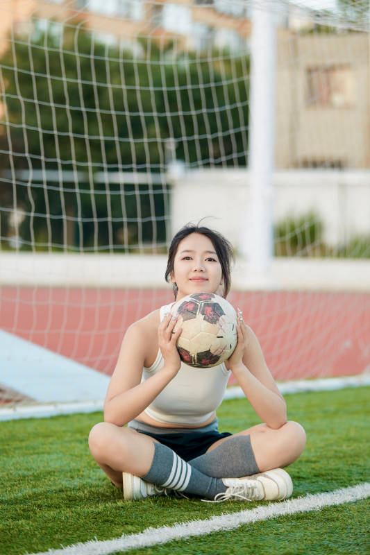 绿茵场上的快乐的足球宝贝图片