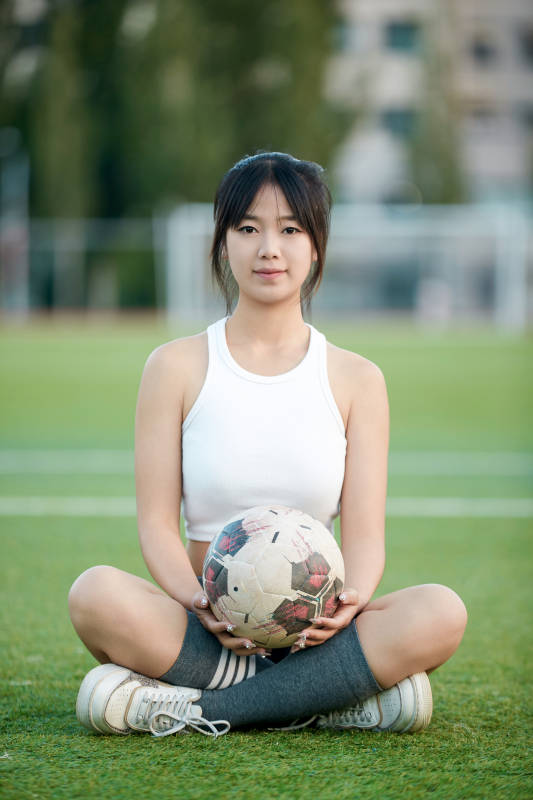 绿茵场上的快乐的足球宝贝图片