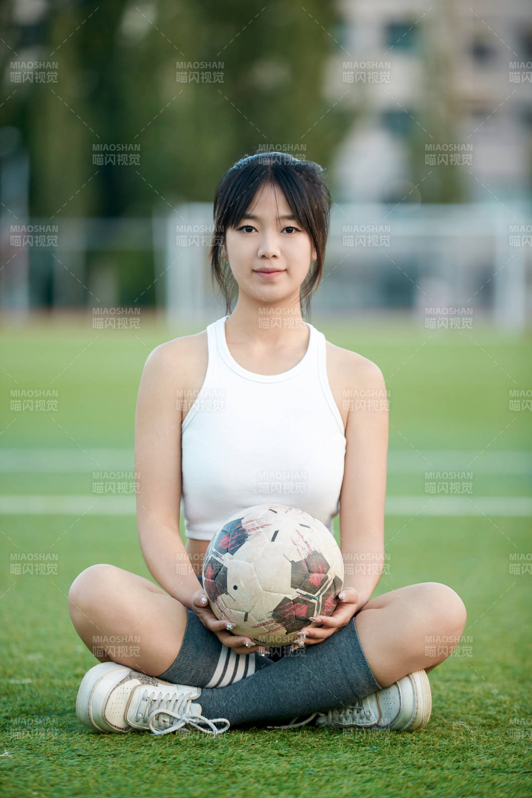 绿茵场上的快乐的足球宝贝图片