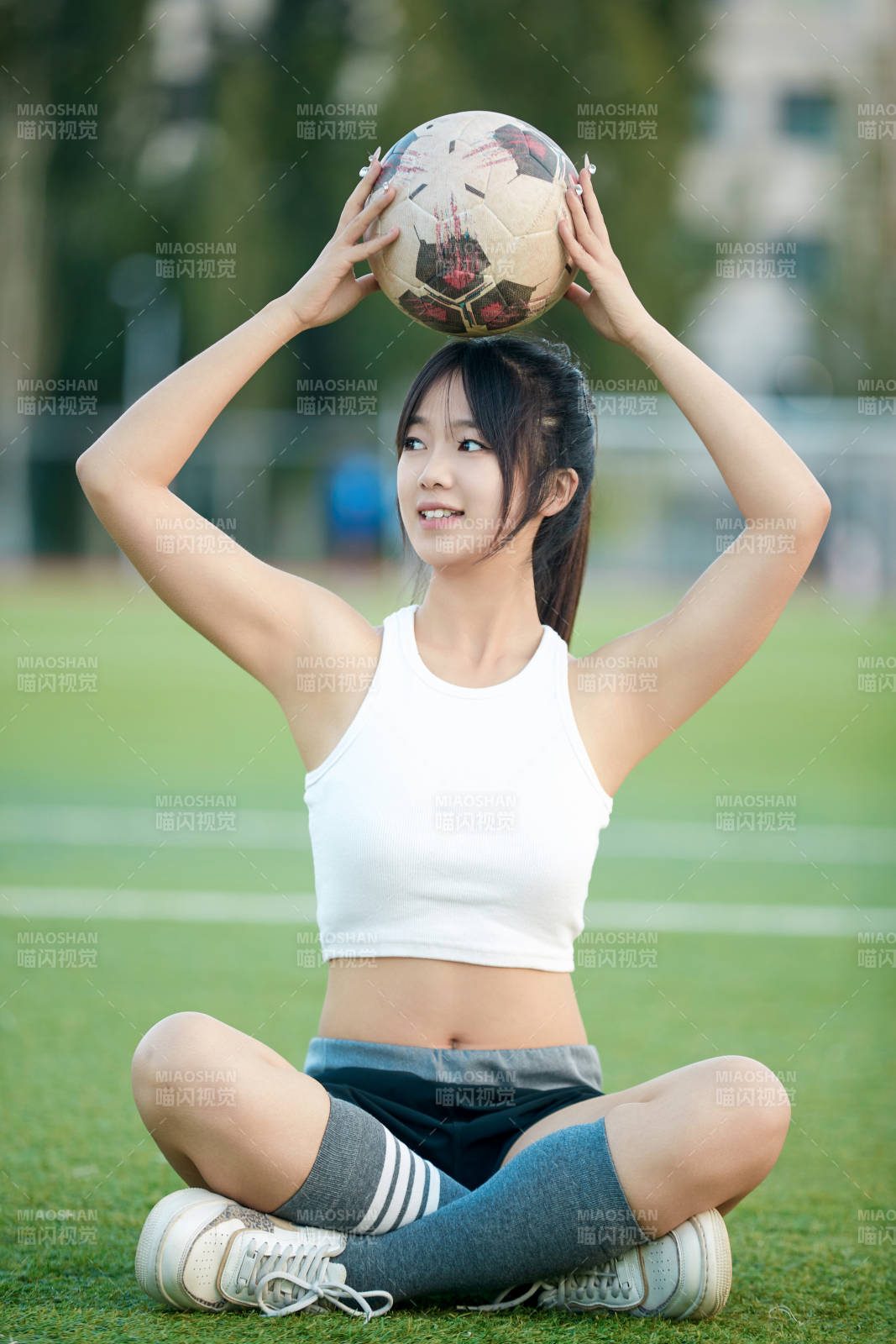 绿茵场上的快乐的足球宝贝图片