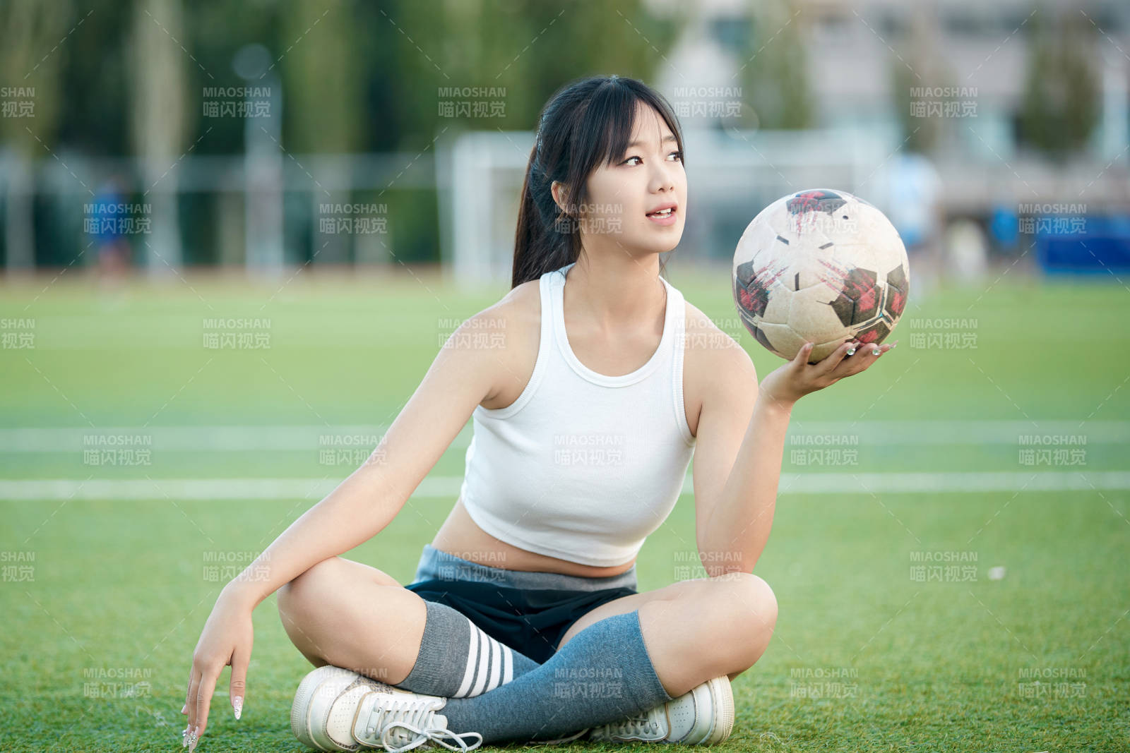 绿茵场上的快乐的足球宝贝图片