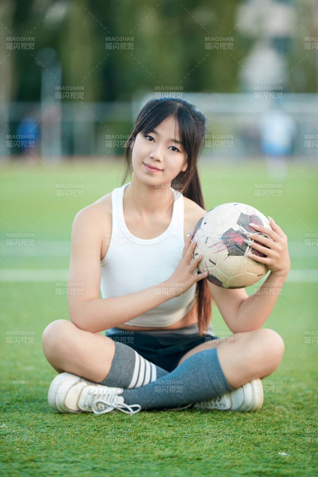 绿茵场上的快乐的足球宝贝图片