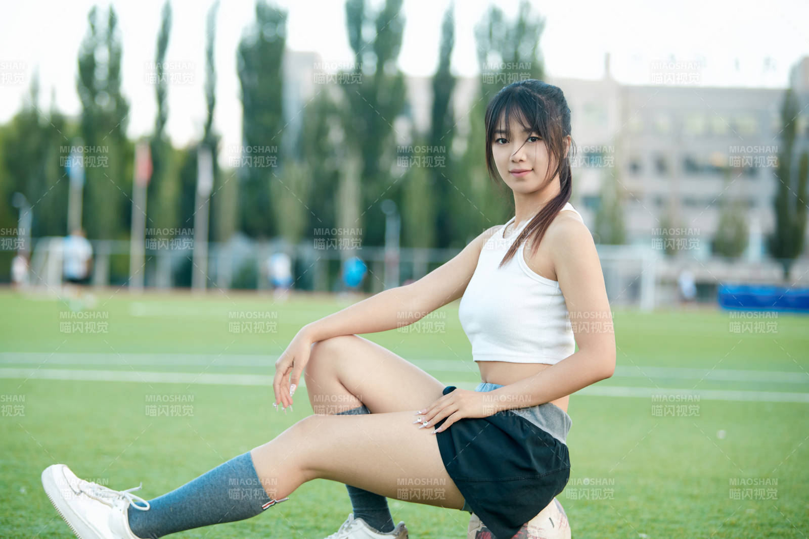 绿茵场上的快乐的足球宝贝图片