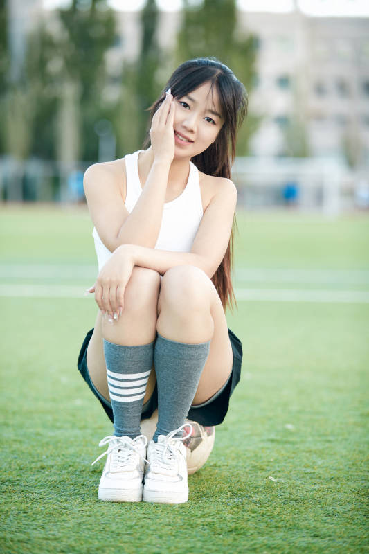 绿茵场上的快乐的足球宝贝图片