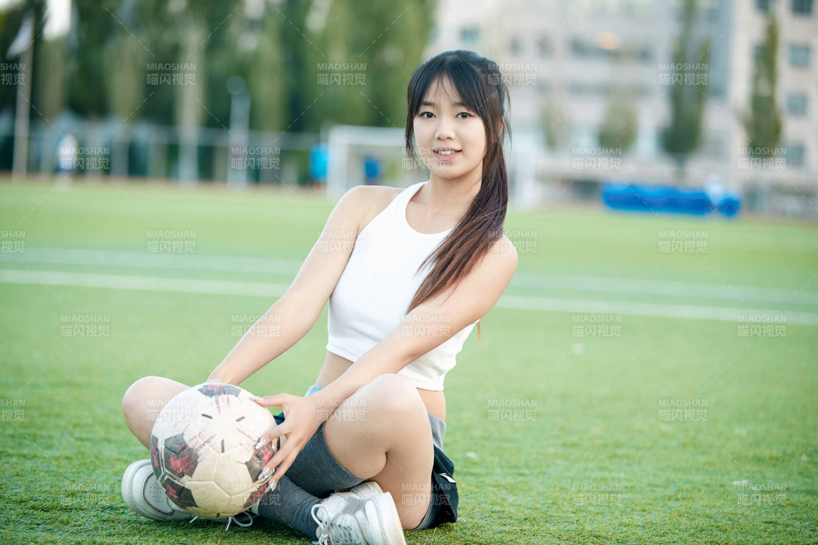 绿茵场上的快乐的足球宝贝图片