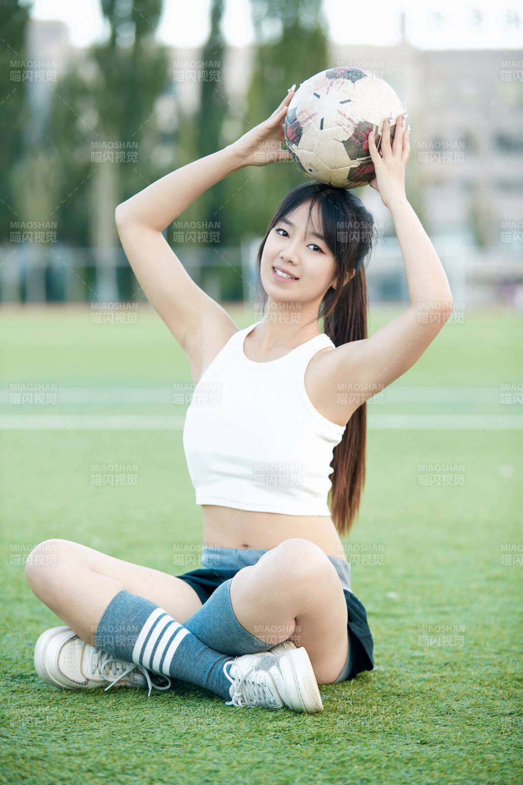 绿茵场上的快乐的足球宝贝图片