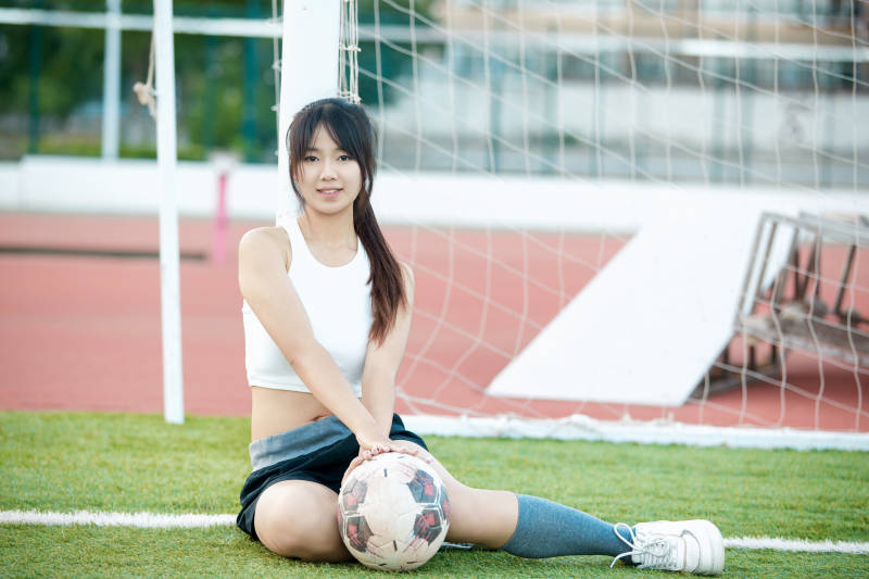 绿茵场上的快乐的足球宝贝图片