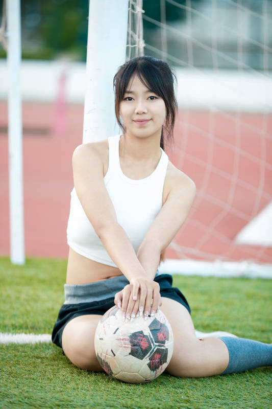 绿茵场上的快乐的足球宝贝图片