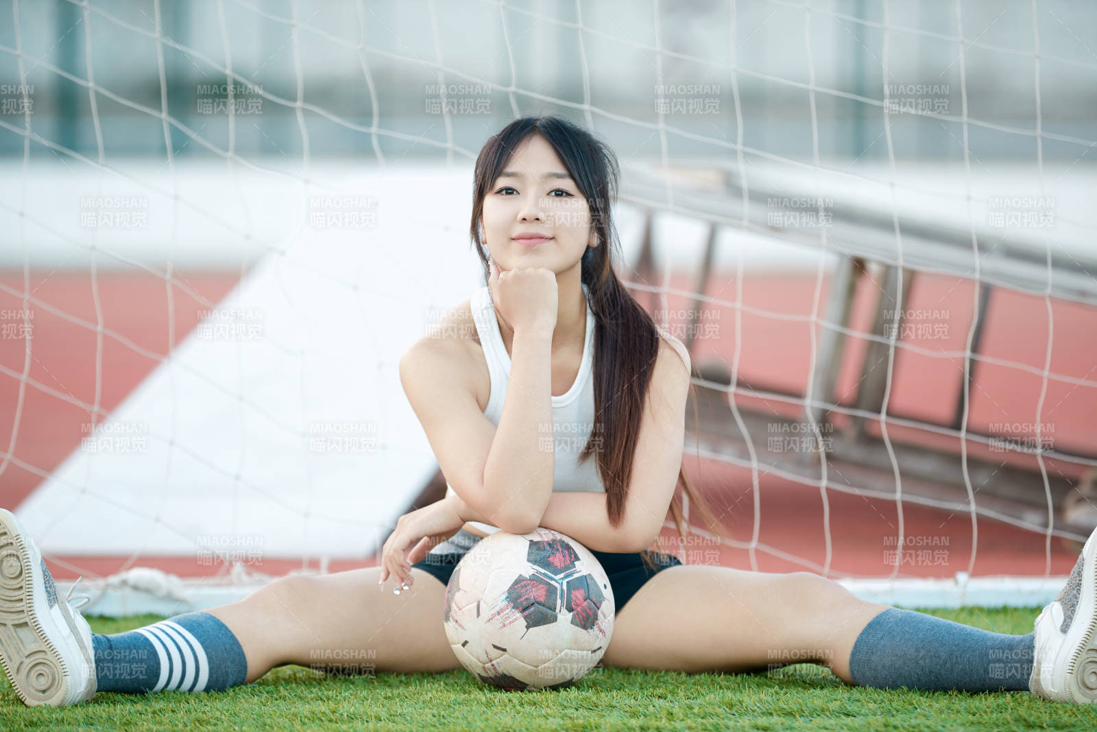 绿茵场上的快乐的足球宝贝图片