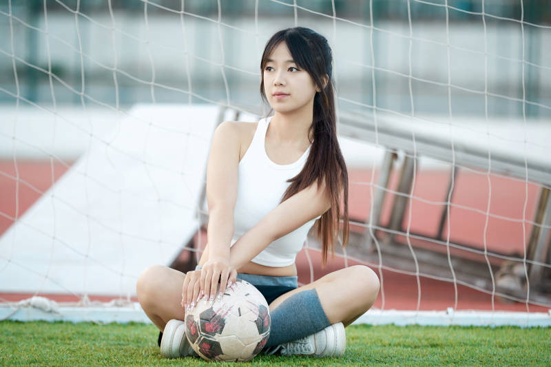 绿茵场上的快乐的足球宝贝图片