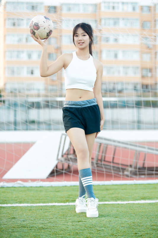 绿茵场上的快乐的足球宝贝图片