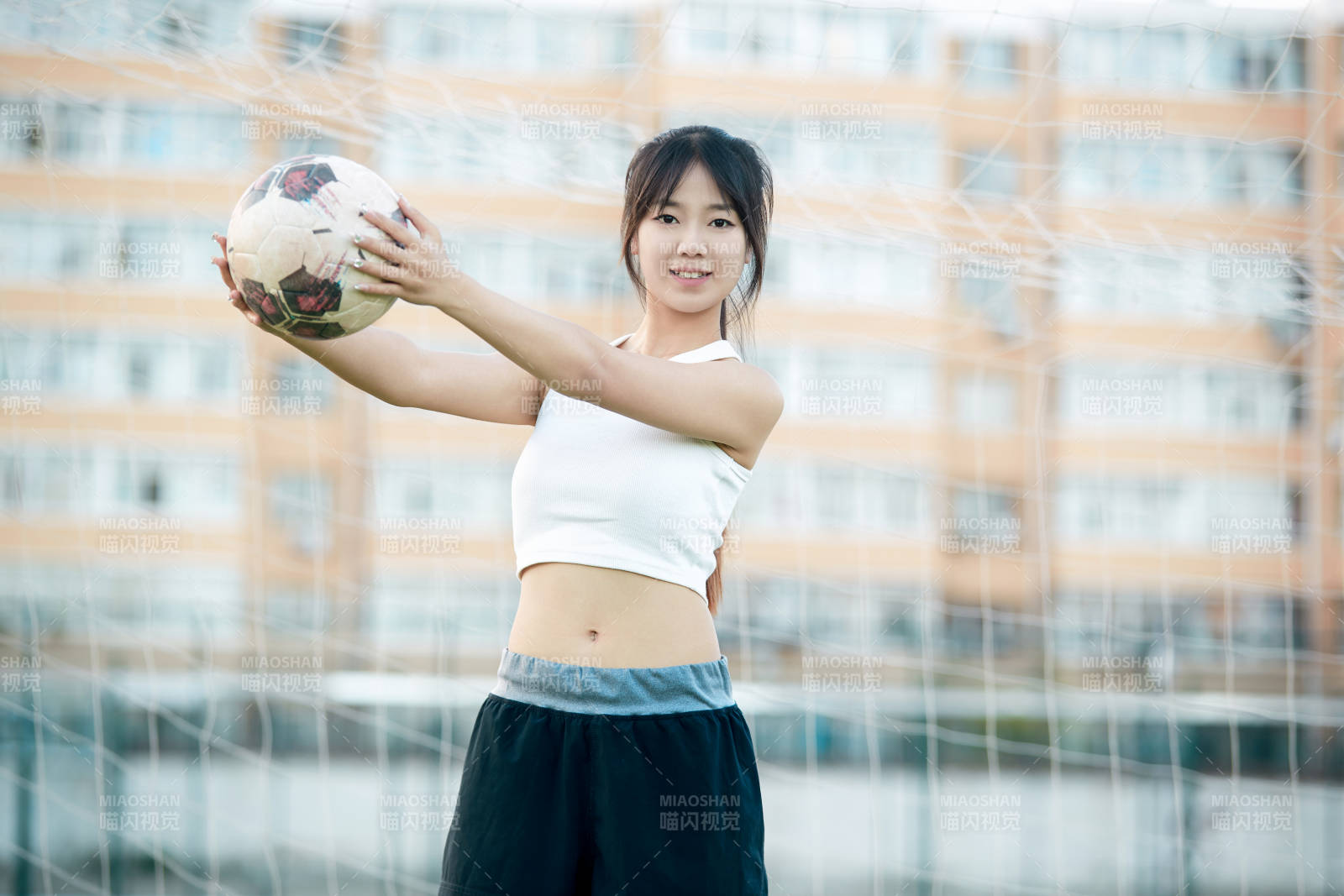 绿茵场上的快乐的足球宝贝图片